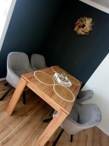 una mesa de madera y sillas en una habitación en Nivis en Medebach