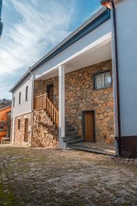 kamienny dom z klatką schodową na boku w obiekcie Casa das Ruas (Xisto Sentido®) 