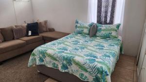 En eller flere senge i et værelse på Caribbean Dream Vacation Property CD3