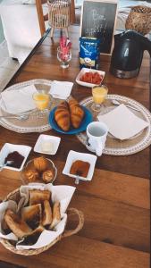 een tafel met borden brood en kopjes sinaasappelsap bij Casa Ditta in Mela