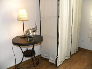 una mesa con una lámpara y un gato en ella en Jazz Old Town Apartment, en Cracovia