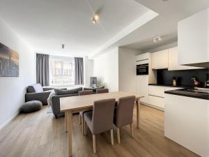 cocina y sala de estar con mesa y sillas en Cosy Apartment Brussels - Avenue Louise, en Bruselas