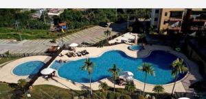 an overhead view of a large swimming pool with palm trees at Descanso y confort 2 in La Tebaida