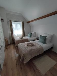 A bed or beds in a room at Gîte Les Jasmins