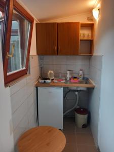 eine kleine Küche mit einer Theke und einem Waschbecken in der Unterkunft Castello in Trebinje