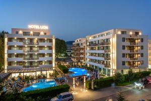 uma vista para um hotel com duas piscinas em Lion Sunny Beach Hotel em Sunny Beach