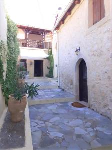 a courtyard with a stone walkway in a building at Casa Benavista in Kerásia