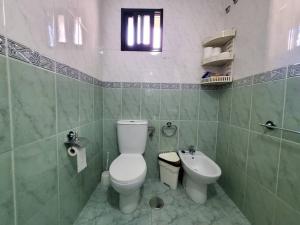 een badkamer met een toilet en een wastafel bij Magnifico apartamento en O Grove in O Grove
