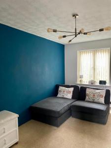 Ruang duduk di Manchester 2 Bedroom House with Garden