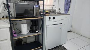 una cucina con forno a microonde e piccolo frigorifero di Caribbean Dream Vacation Property CD4 a Gros Islet
