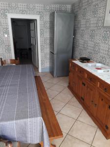 - une chambre avec un lit et un réfrigérateur dans l'établissement GITE ANNA, à Le Châtelet-sur-Sormonne