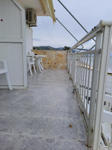 Gallery image of Seaside Studios in Mesongi