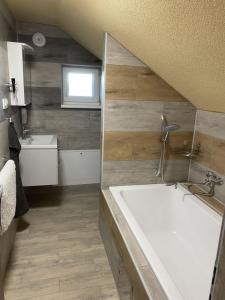 Koupelna v ubytování Apartmány u Dlouhána + 37 fotografií