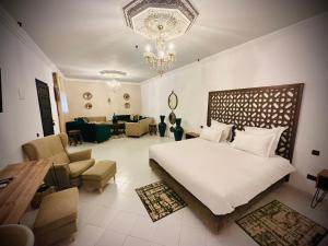 Riad Soir De Marrakech في مراكش: غرفة نوم بسرير كبير وغرفة معيشة
