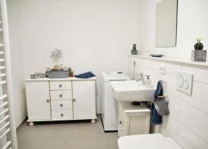 Koupelna v ubytování Burg und Burgstaaken Ferienwohnung Nordlicht + 14 fotografií