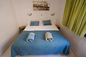 um quarto com uma cama com toalhas em Stylish apartment with stunning sea view. em Maspalomas