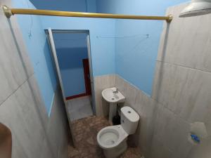 ein Bad mit einem WC und einem Waschbecken in der Unterkunft Residencia Grecia in Leticia