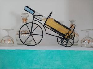 una decoración de bicicleta en un estante con botellas de cristal en Lovely Studio in Old Town, en Labin