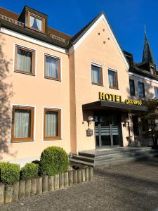 un bâtiment d'hôtel avec un panneau d'hôtel devant lui dans l'établissement Hotel Garni Illertal, à Altenstadt