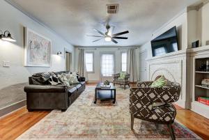 a living room with two couches and a ceiling fan at Lincoln Lodge A near OU Med Bricktown Arena in Oklahoma City