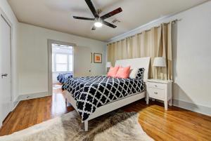 a bedroom with a bed and a ceiling fan at Lincoln Lodge A near OU Med Bricktown Arena in Oklahoma City