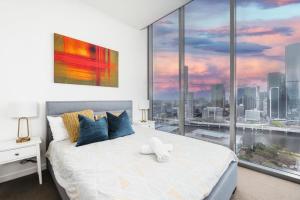 Un dormitorio con una cama con un osito de peluche encima. en Multi Million River View 3BD Penthouse at SouthBank, en Brisbane 29 fotos más
