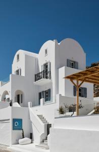 un edificio blanco con escaleras blancas delante en Bluewhite Villa Santorini en Pyrgos