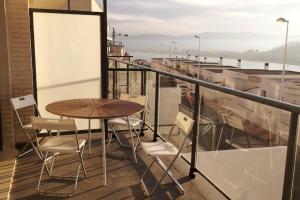 einen Tisch und Stühle auf einem Balkon mit Aussicht in der Unterkunft Сhalé nuevo/Vistas fantásticas in Faro de Cullera