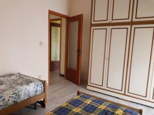 um quarto com uma cama e um closet em Sant'Elena apartment Self check-in em Quartu SantʼElena