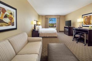 Holiday Inn Phoenix/Chandler by IHG的电视和/或娱乐中心