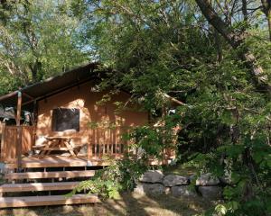 une cabine dans les bois avec des escaliers menant à celle-ci dans l'établissement Camping de l'Arche, à Lanas