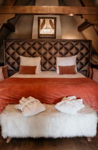 1 dormitorio con 1 cama grande y 2 toallas. en Villa Beukenhof en Oegstgeest