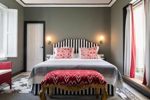 Giường trong phòng chung tại Puerta de Armas Apartments