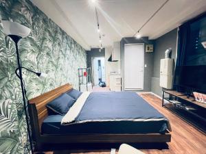 um quarto com uma cama e uma parede com plantas em 301门前仲町两分钟步行 全新宽敞公寓 两条地铁直达新宿东京上野 em Tóquio