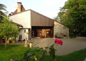 ein Haus mit einem Innenhof und einem Gebäude in der Unterkunft Maison d'Hôtes Léchémia in Salies-de-Béarn