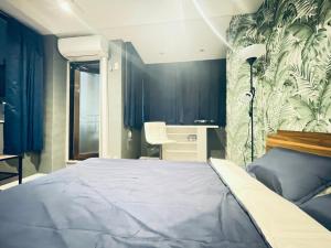 um quarto com uma cama grande e uma escrivaninha em 301门前仲町两分钟步行 全新宽敞公寓 两条地铁直达新宿东京上野 em Tóquio