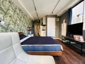 una camera con letto e TV a schermo piatto di 301门前仲町两分钟步行 全新宽敞公寓 两条地铁直达新宿东京上野 a Tokyo