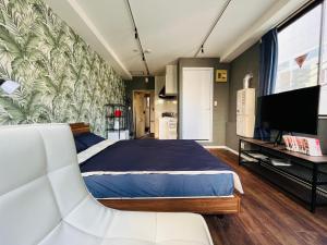 um quarto com uma cama e uma TV de tela plana em 301门前仲町两分钟步行 全新宽敞公寓 两条地铁直达新宿东京上野 em Tóquio