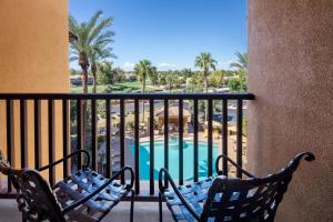 Holiday Inn Phoenix/Chandler by IHG内部或周边的泳池