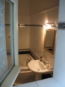 a bathroom with a sink and a bath tub at Maison d'Hôtes Léchémia in Salies-de-Béarn