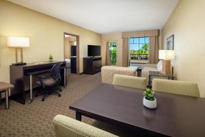 Holiday Inn Phoenix/Chandler by IHG的电视和/或娱乐中心