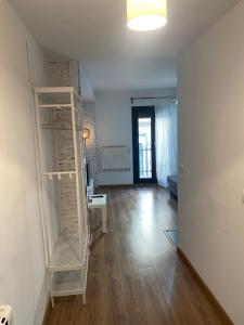 una habitación con un estante blanco en una habitación en Casa Latre Somontano, en Barbastro