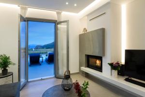 a living room with a fireplace and a television at IL SOGNO VILLA 3 in Isterni