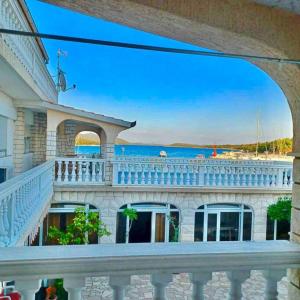 - un balcon d'une maison avec une balustrade blanche dans l'établissement Apartment on the sea, à Jezera