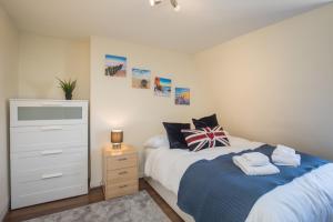 um quarto com uma cama e uma cómoda em Pass the Keys Comfy Apartment by Oval Station em Londres
