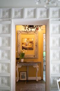 una habitación con espejo y una mesa con flores. en CASA BELGERI, en Dongio