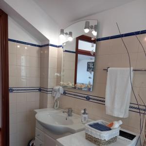 オルタにあるVista do Canal Plusのバスルーム(洗面台、鏡付)