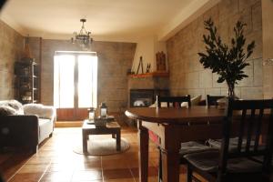 a living room with a table and a couch at Casa Hijuela in Concejero