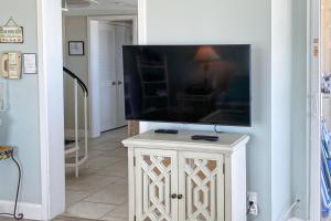 uma sala de estar com uma televisão de ecrã plano na parede em Port O'Call B-301 em Isle of Palms