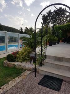 un arco con escaleras y plantas en un jardín en Petite pause à la campagne, en Sainte-Anastasie-sur-Issole